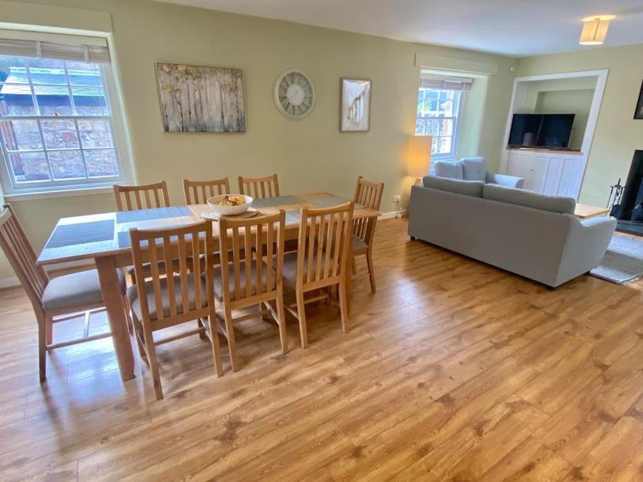 Charming 3/4 Bedroom Semi-Detached Cottage. Carberry エクステリア 写真