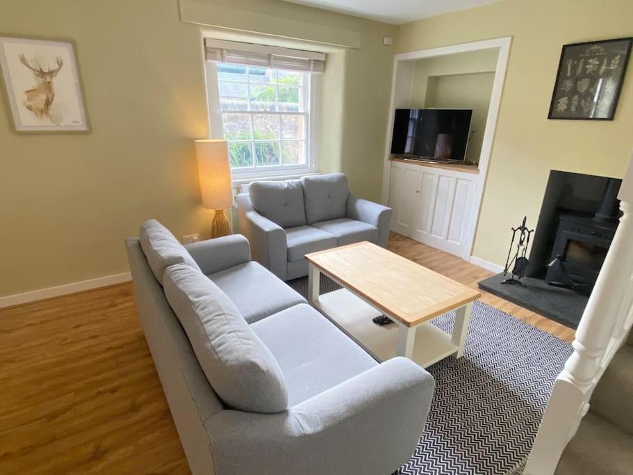 Charming 3/4 Bedroom Semi-Detached Cottage. Carberry エクステリア 写真