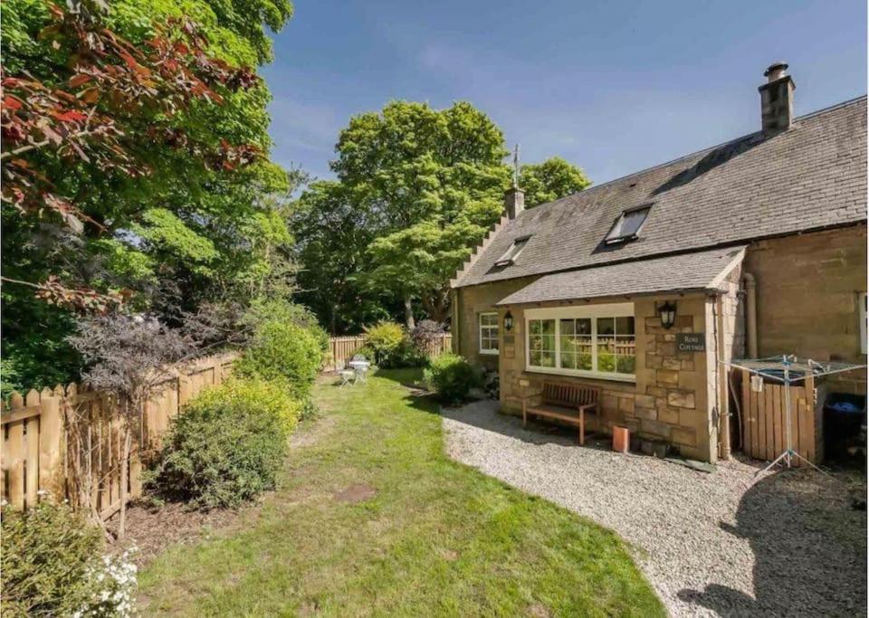 Charming 3/4 Bedroom Semi-Detached Cottage. Carberry エクステリア 写真