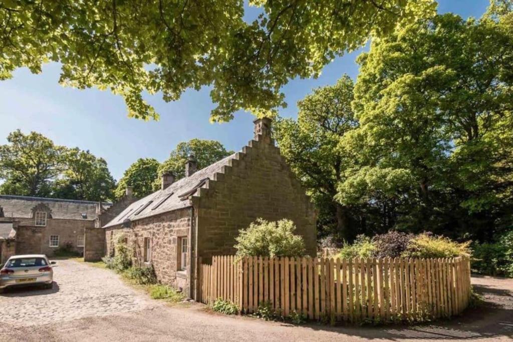 Charming 3/4 Bedroom Semi-Detached Cottage. Carberry エクステリア 写真